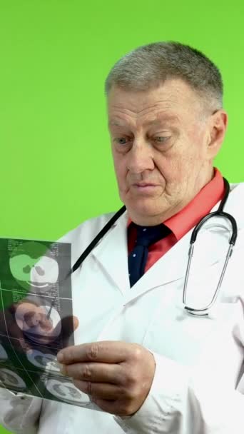 Senior Läkare Vit Rock Visar Negativa Undersökningsresultat Röntgen Eller Mri — Stockvideo
