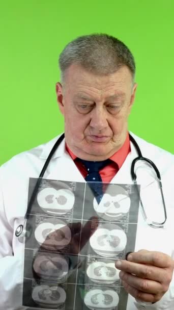 Ανώτερος Γιατρός Λευκό Παλτό Δείχνει Θετικά Αποτελέσματα Των Εξετάσεων Ακτινογραφία — Αρχείο Βίντεο