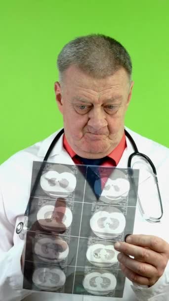 Médico Sênior Jaleco Branco Mostrando Resultados Negativos Exame Radiológico Ressonância — Vídeo de Stock