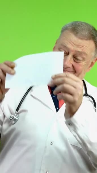 Médecin Sénior Sort Dollars Enveloppe Très Contrarié Par Petit Argent — Video