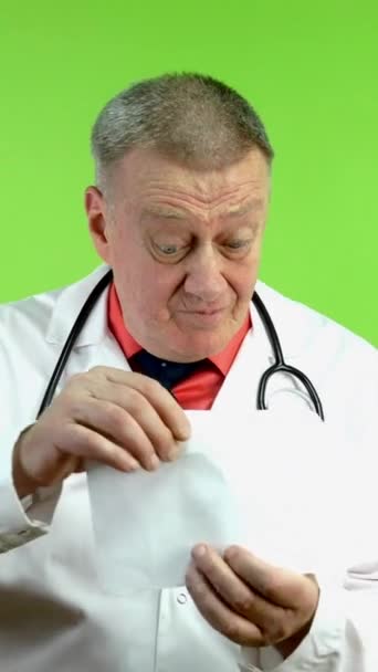 Starszy Lekarz Bierze Dolary Koperty Głośno Śmieje Się Niewielkiej Ilości — Wideo stockowe