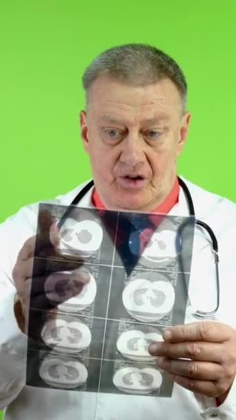 Médico Sênior Jaleco Branco Falando Mostrando Ressonância Magnética Pulmonar Tomografia — Vídeo de Stock