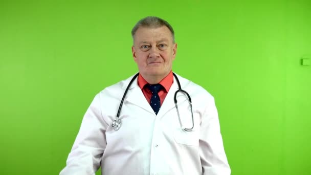 Starszy Lekarz Gotowy Opieki Zdrowotnej Skrzyżował Ramiona Uśmiechnął Się Kamery — Wideo stockowe