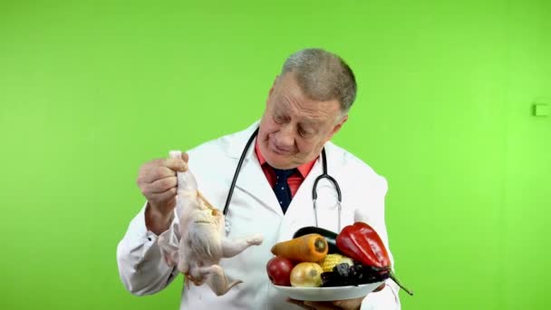 Médico Nutricionista Senior Eligiendo Entre Pollo Crudo Verduras Crudas Trabajador — Vídeo de stock
