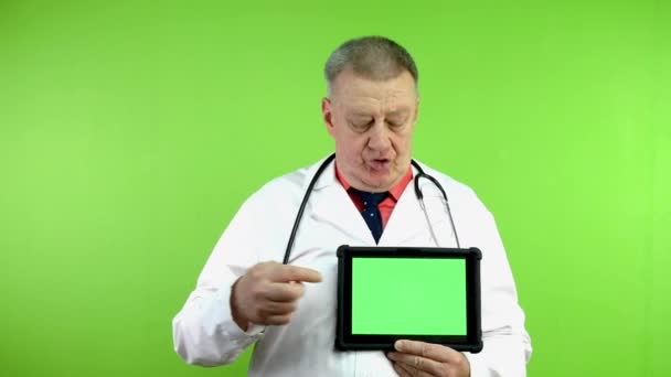 Överläkare Vit Rock Talar Och Pekar Tablett Med Grön Skärm — Stockvideo