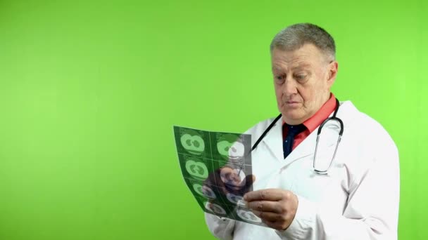 Senior Läkare Vit Rock Visar Negativa Undersökningsresultat Röntgen Eller Mri — Stockvideo