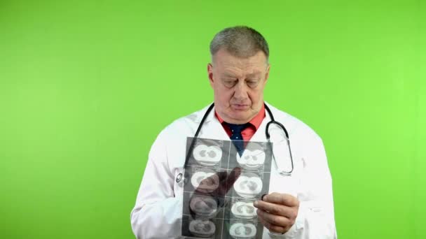 Ανώτερος Γιατρός Λευκό Παλτό Δείχνει Θετικά Αποτελέσματα Των Εξετάσεων Ακτινογραφία — Αρχείο Βίντεο