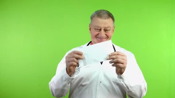 Senior Läkare Tar Dollar Från Kuvertet Och Mycket Upprörd Små — Stockvideo