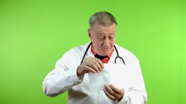 Старший Лікар Бере Долари Конверта Голосно Сміється Невеликій Кількості Забавні — стокове відео