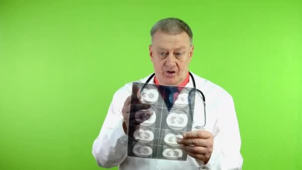Médico Sênior Jaleco Branco Falando Mostrando Ressonância Magnética Pulmonar Tomografia — Vídeo de Stock
