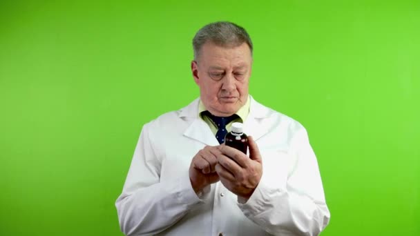 Senior Läkare Läser Instruktioner För Läkemedel Och Rekommenderar Till Patienten — Stockvideo