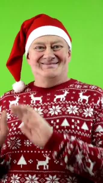 모자와 크리스마스 스웨터에 재미와 즐거운 크리스마스의 성숙한 스크린 수직으로 — 비디오
