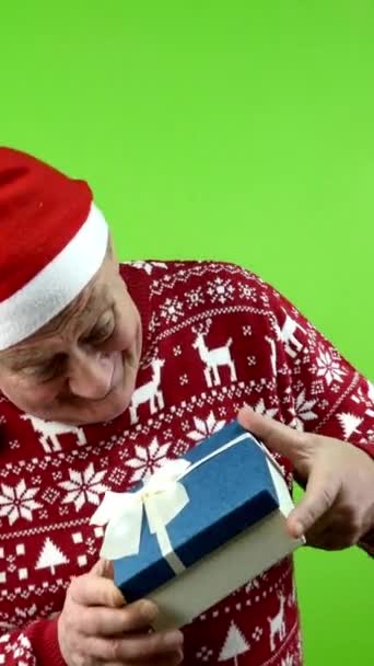 Senior Άνθρωπος Σάντα Καπέλο Και Χριστούγεννα Πουλόβερ Άνοιγμα Κουτί Δώρου — Αρχείο Βίντεο