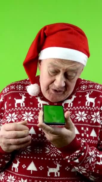 Hombre Mayor Santa Sombrero Jersey Navidad Sosteniendo Smartphone Grabando Mensaje — Vídeo de stock