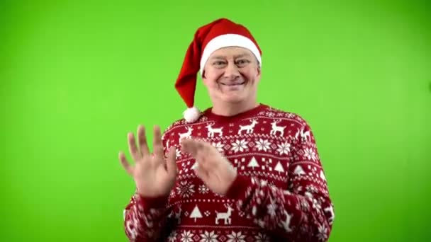 Végzős Férfi Mikulás Kalapban Karácsonyi Pulóverben Szórakozik Szórakoztatóan Táncol Idős — Stock videók