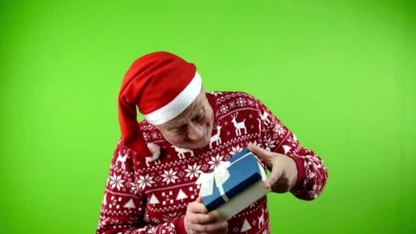 Senior Άνθρωπος Σάντα Καπέλο Και Χριστούγεννα Πουλόβερ Άνοιγμα Κουτί Δώρου — Αρχείο Βίντεο