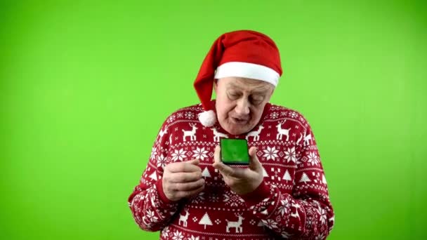 Senior Man Santa Hat Xmas Sweater Holding Smartphone Records Voice — Stock Video