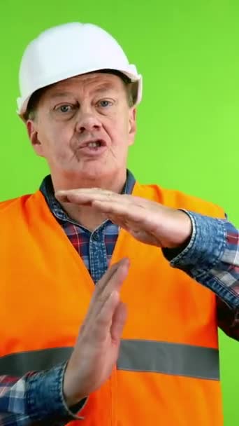 Senior Bauarbeiter Hardhat Zeigt Timeout Symbol Und Ruft Alle Mit — Stockvideo