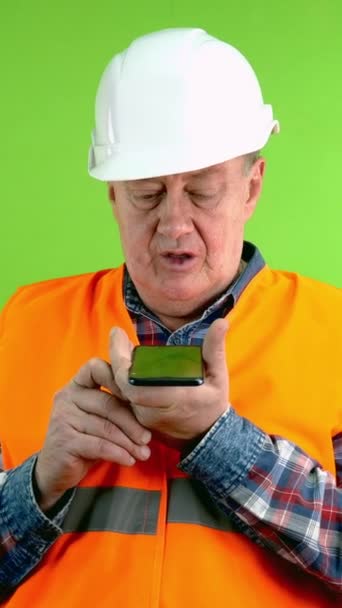Senior Byggare Hardhat Innehav Smartphone Och Registrerar Röstmeddelande Använda Smart — Stockvideo
