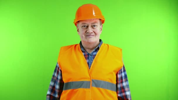 Selbstbewusster Seniorenfreundlicher Bauunternehmer Mit Festem Hut Der Lächelnd Die Arme — Stockvideo