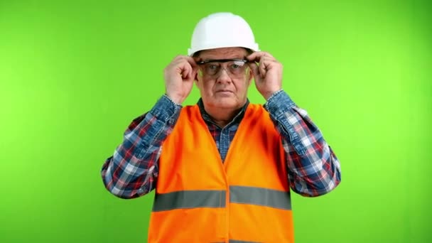 Senior Builder Hardhat Nimmt Helm Sich Der Pause Entspannen Und — Stockvideo