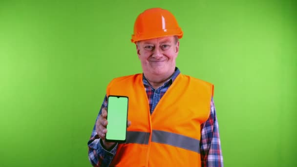 Senior Bauarbeiter Harthut Zeigt Mit Dem Finger Auf Grüne Displays — Stockvideo