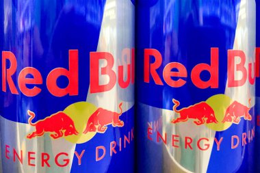 Kyiv, Ukrayna, 24 Eylül 2023 Red Bull enerji içecekleri süpermarkette satılık metal teneke kutularda sergileniyor. Alışveriş merkezinin bakkal bölümünde içeceklerle raflar. Kapat..