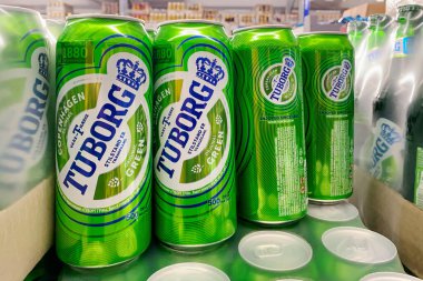 Kyiv, Ukrayna, 24 Eylül 2023, Tuborg bira markası süpermarkette raflarda konserve kutuları halinde. Alkol bölümünde bir sürü bira şişesi var..