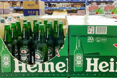Kyiv, Ukrayna, 24 Eylül 2023, Heineken bira markası süpermarkette rafta duran cam şişeler üzerine istiflenmiş. Alkol bölümünde bir sürü bira şişesi var. Seçici odak.