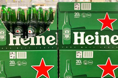 Kyiv, Ukrayna, 24 Eylül 2023, Heineken bira markası süpermarkette raflara istiflenmiş. Alkol bölümünde bir sürü bira şişesi açtı. Seçici odak.