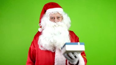 Tatminsiz, gerçek Noel Baba gelir ama kutuda hediye vermez. Noel zamanı kırmızı takım elbiseli neşeli Noel Baba. Yeşil ekran. Krom Anahtar.