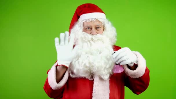 Радостный Санта Клаус Красном Костюме Звонит Рождественский Колокол Машет Рукой — стоковое видео