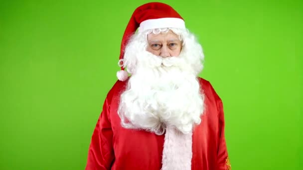 Χαρούμενος Άγιος Βασίλης Σταυρώνει Χέρια Του Ποζάροντας Και Κοιτάζοντας Την — Αρχείο Βίντεο