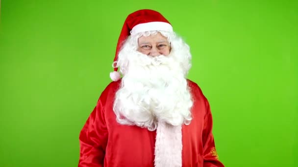 Wesoły Autentyczny Mikołaj Wskazuje Palcem Ktoś Pokazuje Daje Prezent Pudełku — Wideo stockowe
