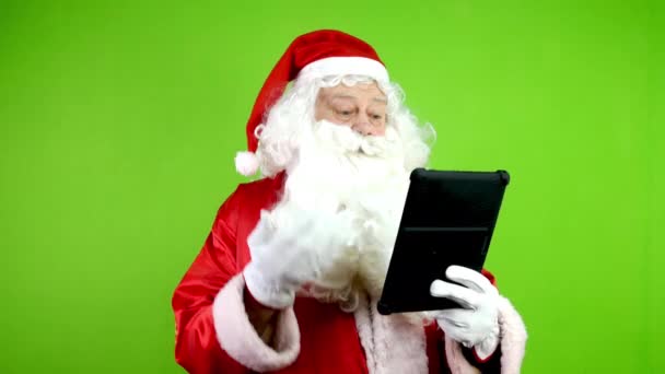 Настоящий Радостный Санта Клаус Говорит Рождество Онлайн Поздравления Планшета Веселый — стоковое видео