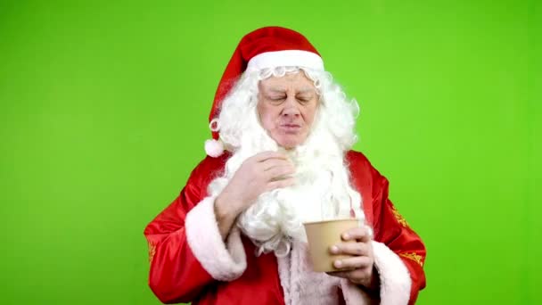扮演圣诞老人的演员在休息的时候摘下胡子吃面条 圣诞节和新年假期在真实的人的生活中 绿色屏幕 — 图库视频影像