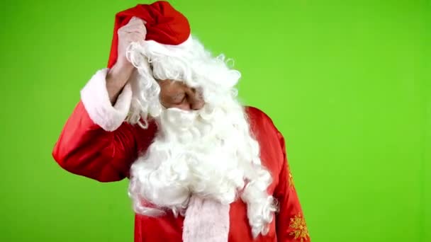 扮演圣诞老人的疲惫演员摘下假胡子 假发和香烟 圣诞节和新年假期在真实的人的生活中 绿色屏幕 — 图库视频影像