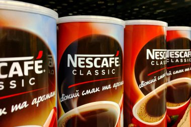 4 Ekim 2023 'te Nescafe Classic' i süpermarket raflarında satılığa çıkardı. Büyük mağazanın bakkal departmanı. Seçici odaklanma. Yumuşak odak. 