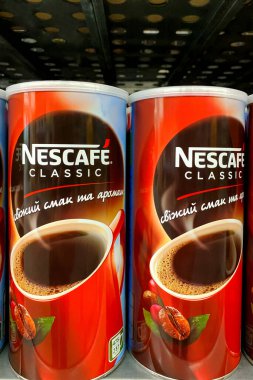 4 Ekim 2023 'te Nescafe Classic' i süpermarket raflarında satılığa çıkardı. Büyük mağazanın bakkal departmanı. Seçici odaklanma. Yumuşak odak.
