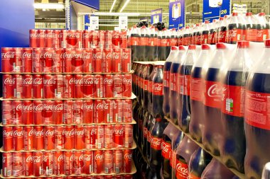 4 Ekim 2023, Coca Cola plastik film ve konservelere doldurulmuş plastik şişelerle büyük mağazada satılmaya hazırdı. Coca Cola karbonatlı meşrubattır. Seçici odaklanma. Yumuşak odak.