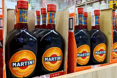 4 Ekim 2023 'te İtalyan Martini Fiero marka şişeler kutu içinde mağaza raflarında satıldı. Büyük süpermarketin bakkal bölümünde elit alkol. Seçici odaklanma. Yumuşak odak.