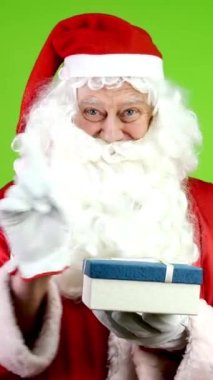 Tatminsiz, gerçek Noel Baba gelir ama kutuda hediye vermez. Noel zamanı kırmızı takım elbiseli neşeli Noel Baba. Yeşil ekran. Krom Anahtar. Dikey.