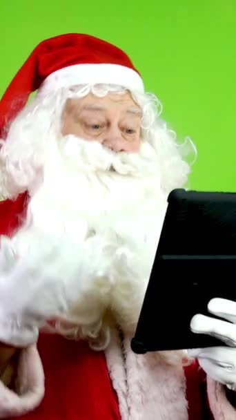 Pravý Radostný Santa Claus Mluvit Vánoce Line Gratulace Jeho Tabletu — Stock video