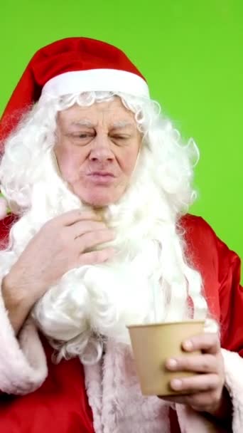 扮演圣诞老人的演员在休息的时候摘下胡子吃面条 圣诞节和新年假期在真实的人的生活中 绿色屏幕 垂直方向 — 图库视频影像