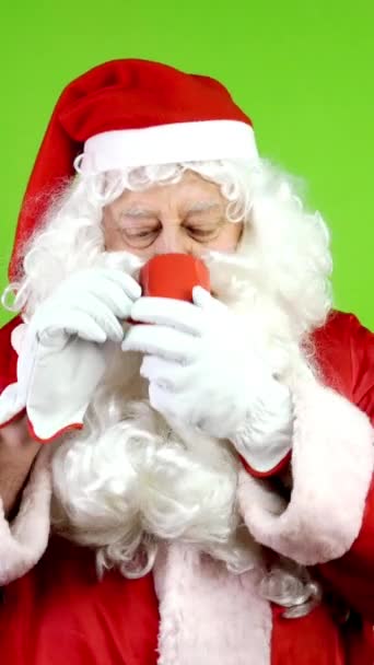 Authentisch Fröhlicher Weihnachtsmann Der Heißgetränk Tee Oder Kaffee Roter Tasse — Stockvideo
