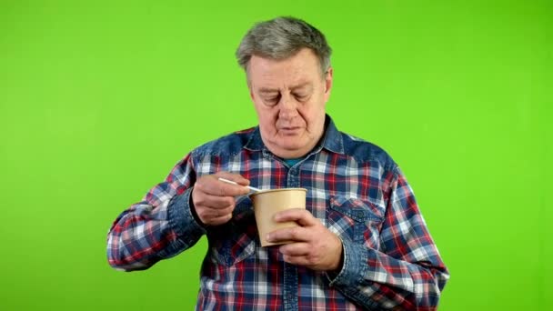 成熟した大人の空腹の男は 紙コップで瞬時に中国麺ラーメンを食べます 不健康な安いファーストフードを消費して 調理に時間を節約します クロマキー グリーンスクリーン — ストック動画