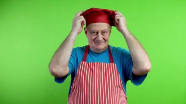 Kıdemli şef şapkasını fırlatıp kafasına tacı geçirir, kibrini tatmin eder. Kendini beğenmiş aşçı yeteneğinin zirvesine ulaştığına ve kendini taçlandırdığına karar verir. Yeşil ekran. Krom anahtar.