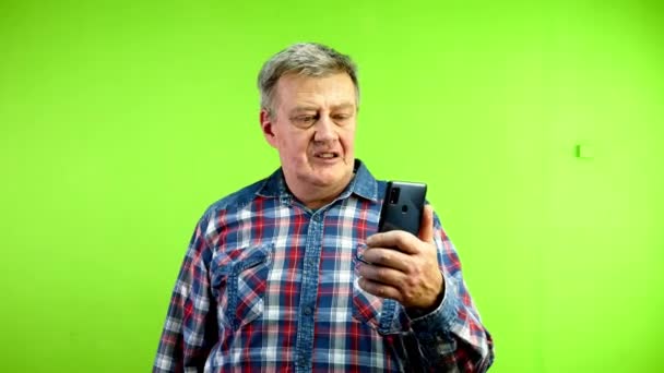 Homem Descontente Grita Zangado Não Como Sinal Desaprovação Seu Smartphone — Vídeo de Stock