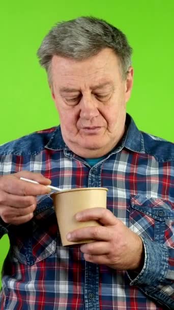 Bărbat Adult Flămând Mâncând Tăiței Chinezi Instantaneu Ramen Ceașcă Hârtie — Videoclip de stoc