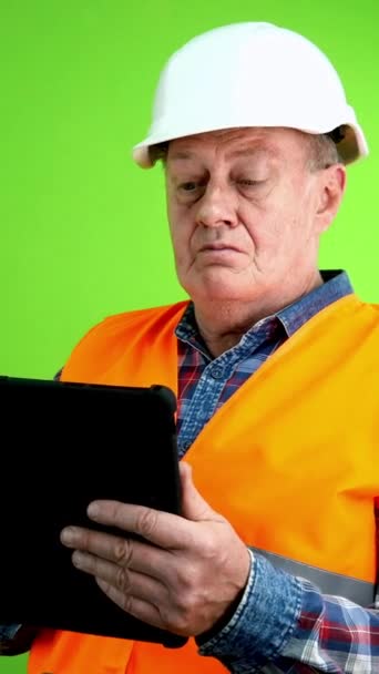 Oberbaumeister Schaut Sich Und Zählt Materialmengen Und Schreibt Auf Tablet — Stockvideo